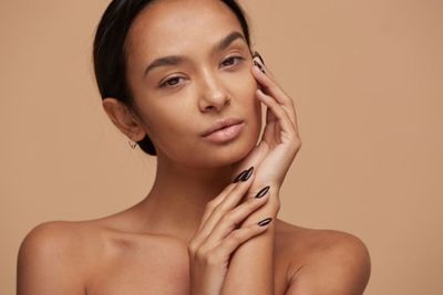 8 Tutorial Makeup Simpel Buat Kamu yang Berkulit Hitam Eksotis