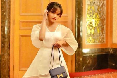 Tampilan Glamor Fuji Dipuji bak Cinderella, Gaunnya Simpel