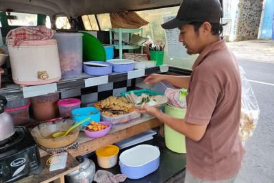 Jualan di Kuburan, 200 Bungkus Pecel Ludes Dalam Dua Jam ! Pembelinya Siapa?