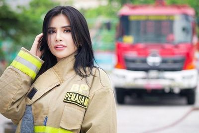 Gaya Gemas Maria Vania Pakai Seragam Pemadam, Bikin Banyak Netizen Salfok