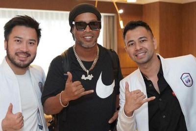 Disambut Raffi Ahmad, Ronaldinho Sudah Tiba di Indonesia