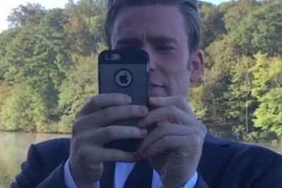RIP iPhone 6S Jadi Momen Chris Evans Akhirnya Move On dari Ponsel Jadulnya