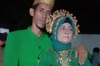 Jadi Omongan Warga Usai Tinggal Serumah, Pemuda 26 Tahun Dinikahkan dengan Nenek-nenek