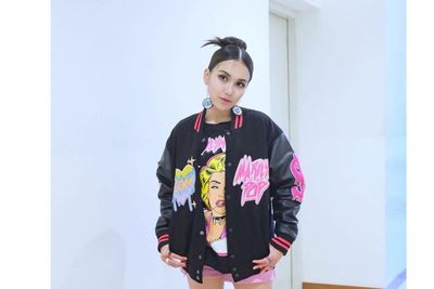 Pesona Ayu Ting Ting di Umur 30, Makin Mantap Pakai Hot Pants dan Jaket 