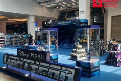 Lightyear Batal Tayang di Indonesia, Disney Tetap Buka Booth Jualan Merch di Depan XXI Ini
