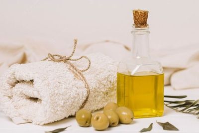 Kesal Rambut Kering dan Kusut? Minyak Zaitun Bisa Bantu Mengatasinya Loh