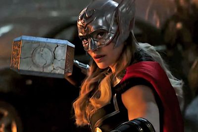 Jane Foster Terlihat Mampu Mengendalikan Palu Ajaib Mjolnir di Thor: Love and Thunder
