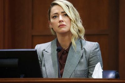 Amber Heard Bakal Menulis Buku, Curhat Soal Bangkrut Usai Karirnya Berantakan di Hollywood