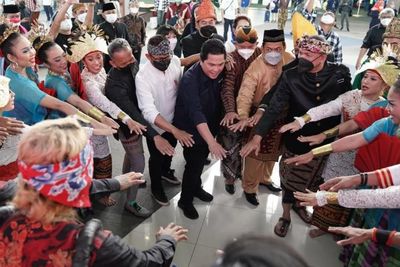 Erick Thohir Ikut Joget Maumere Demi Menjaga Kesejahteraan Seniman dan Budayawan Indonesia