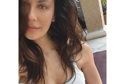 Senyum Tipis Mengalihkan Dunia, Body Goals Sophia Latjuba Bikin Emak-emak Nangis Minder