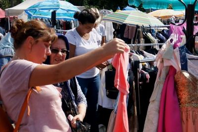 Ternyata Enggak Cuma di Indonesia, Thrifting Juga Ngetren di Turki! Ini Bedanya?