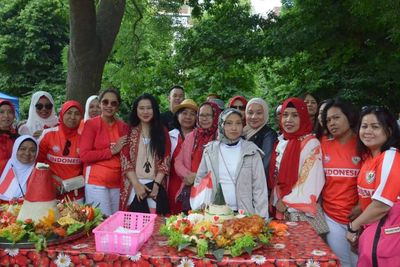 Serunya Kegiatan Diaspora Indonesia di Inggris, Main Voli Sampai Makan Nasi Tumpeng!