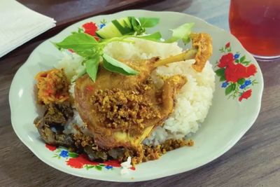 Bukan Main! Sehari Ludes 1.000 Porsi, Ini Rajanya Bebek Goreng di Madura!