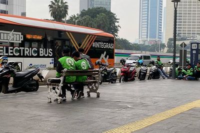 Pak Anies! Jalur Sepeda di MH Thamrin Jadi Tempat Mangkal Ojol, Gimana Nih?