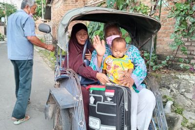 Mengharukan! Ini Alasan Tukang Tambal Ban Naik Haji Ingin Diantar Istri Pakai Becak