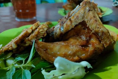 Bebek Goreng Favorit Para Traveler, Porsi Besar Harga Merakyat