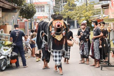 Sempat Viral Anak-anak Dikejar Barong di Bali? Ternyata Tradisi Itu Ada Penjelasannya