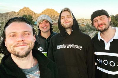Ashton Irwin 5SOS Nangis di Ambulans saat Dilarikan ke RS karena Stroke di Tengah Konser