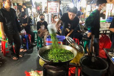 Gokil! Ada di Samping Mall GI, Ayam Sambel Ijo Viral Ini Sehari Habiskan 50 Kg Cabai