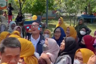 Ketika Sandiaga Uno Jadi Rebutan Ibu-Ibu saat Kunjungan Kerja