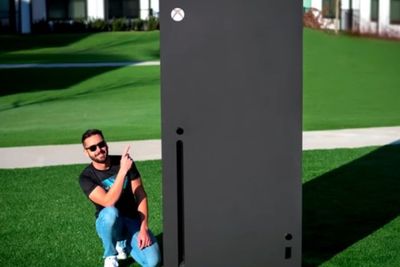 Rekor! Youtuber Ini Buat Konsol Xbox Raksasa di Dunia, Beneran Bisa Dipakai?