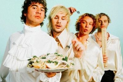 Drummer 5SOS Jatuh Sakit, Konser Terpaksa dihentikan