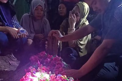 Isak Tangis Warnai Pemakaman Korban yang Ditembak KKB, Tinggalkan Istri dan 2 Balita
