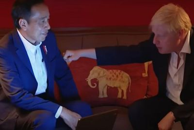 Akrab Banget! Momen PM Inggris Tinju Lengan Jokowi: Maaf Kita Jarang Ngobrol