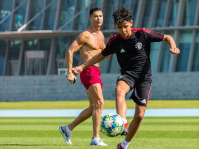 Gaya Cristiano Ronaldo Jr Kelar Tanding Usai Bela MU U-12: Punya Bodyguard Sendiri!