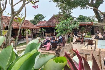 Vibe-nya Jawa Banget, Ngafe di Bale Nyawidji Bisa Melihat Sawah dan Gunung Budeg