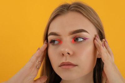 Eyeshadow Bisa Disulap Jadi Eyeliner Loh, Gimana Caranya?
