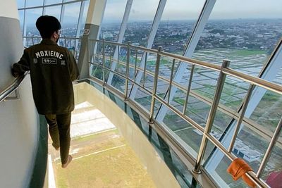 Melihat Purwokerto dari Jembatan Kaca, Sensasinya Bikin Lutut Bergetar!