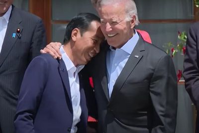 Mesranya Presiden Jokowi Bersandar di Bahu Joe Biden