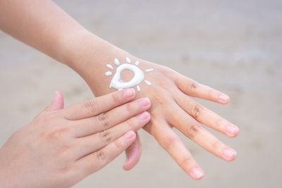 Sering Dikira Sama, Ini 4 Perbedaan Sunscreen dan Sunblock!