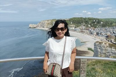 Shock! Ada Jarum Raksasa di Etretat, Lokasinya Seindah Pantai French Riviera