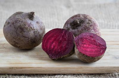 9 Manfaat Mengonsumsi Buah Bit untuk Kesehatan Pria dan Wanita