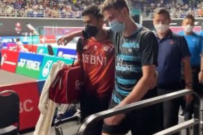 Respect! Lolos ke 16 Besar Malaysia Open 2022, Vito Rangkul Lawannya yang Cedera