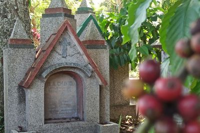 Bukan di Surabaya, Ternyata Makam Pendiri Gang Dolly Ada di Malang: Kondisinya Tak Terawat