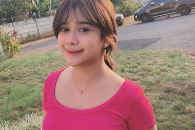 5 Gaya Imut Brisia Jodie Baju Pink ala Cewek Kue Banget!
