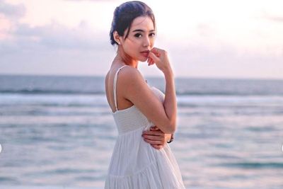 Model Baju Wika Salim ke Pantai Curi Perhatian Netizen, Seperti Apa?