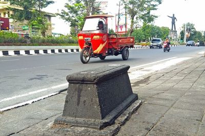 Menyingkap Misteri Makam di Tengah Trotoar Jalan, Ternyata Isinya Bukan Manusia! Lalu Apa?