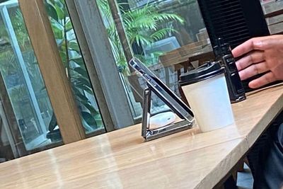 Viral Pria di Kafe Gunakan Samsung Galaxy Z Flip3 sebagai Holder untuk iPhone 13