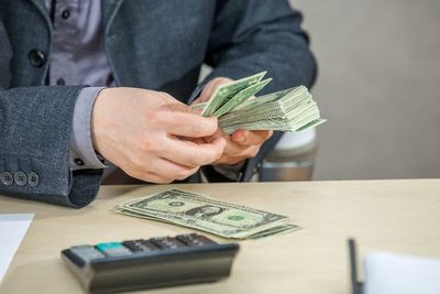 Tips Keuangan Tetap Sehat: Hindari Besar Pasak daripada Tiang