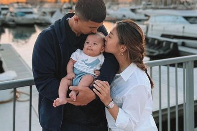 Nikita Willy Glowing di Hari Ultah Gendong Baby Izz, Netizen: Kayak Gendong Adiknya