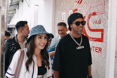 Tajir Melintir! Ketemu Ronaldinho, Momo Geisha Pakai Topi Seharga Motor