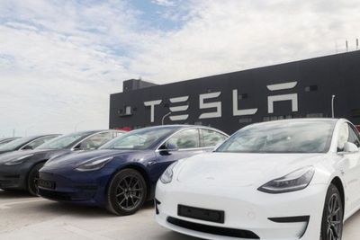 Tesla Resmi PHK 200 Karyawan yang Tangani Autopilot, Human Eror!