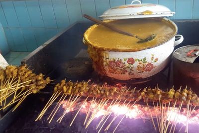 Menyantap Sate Mak Syukur di Tempat Aslinya, Dagingnya Tebal Kuahnya Kental!