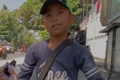 Terharu! Bocah Penjual Donat yang Putus Sekolah dapat Bantuan Rp200 Juta dari Netizen