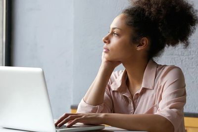 Ups! 3 Zodiak ini Ternyata Suka Banget Zoning Out, Ngelamunin Apaan Yah?