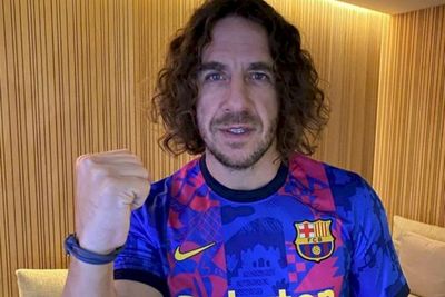 Terlalu Semangat! Legenda Barcelona Ini Tabrak Dinding Kaca hingga Kakinya Penuh Luka